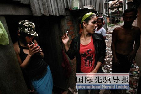 图为柬埔寨妓女们在昏暗的街上等待