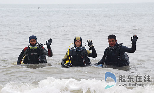 胶东在线网7月14日讯(通讯员 孙春明)7月12日,长岛体验式户外运动基地正式开业。 该运动基地的成立对加快长岛旅游开发建设步伐,提升景区旅游综合实力,拉动旅游二次消费具有积极而深远的意义。 目前该运动基地开设有近海潜水狩猎、攀岩、悬崖速滑、海上拖伞、海上摩托、海上自驾艇、水上自行车、孤岛生存等游客参与性、娱乐性项目。景区内的户外运动配有专业指导、专业装备以及各种技巧演练,时尚的游戏让年轻一族心动不已。 该基地是由长岛县旅游局与山东户外联盟合作开发的。