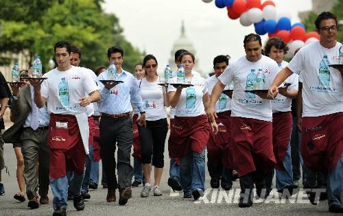 美国华盛顿托盘子赛跑 庆祝法国国庆(组图)