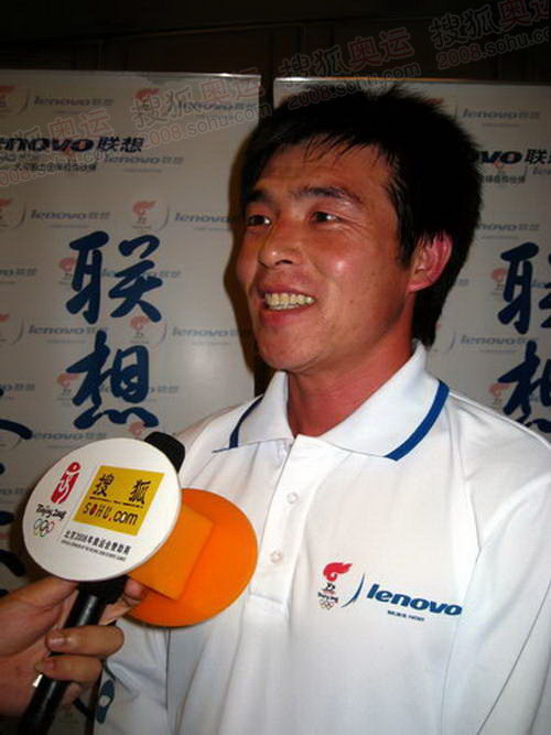 伦敦火炬手柏剑回家迎圣火 笑称是未婚爸爸-伦