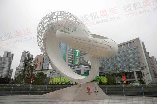 奥帆中心前的雕塑作品 连接奥运 奥运官网李方宇摄高清图片