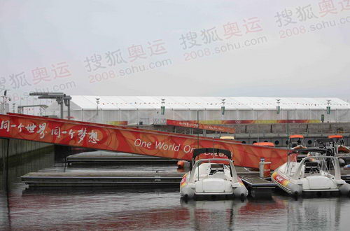 停泊着的水艇 奥运官网李方宇摄 奥运官网记者探访青岛奥高清图片