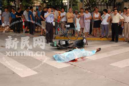 上海闵行申北路发生车祸一名男子当场死亡图