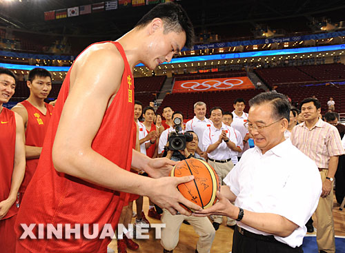 温家宝探视男篮问姚明伤情 承诺京城永远干净