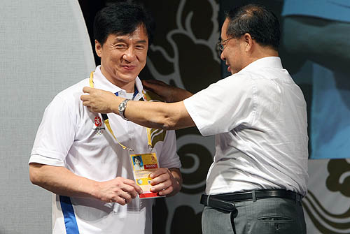 中国故事出征仪式举行 成龙喜获志愿者注册证