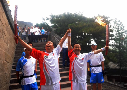 奥运圣火在北京传递 火炬手党强手持火炬