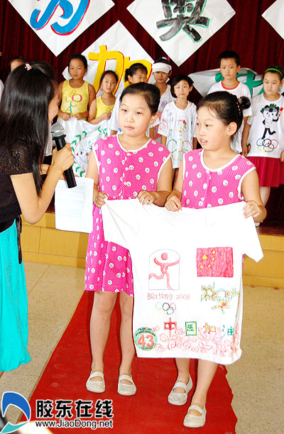 亲子彩绘文化衫 我市少年儿童为奥运加油(图)-