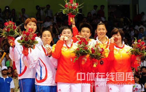 图文-<em>羽毛球</em>女子双打决赛 杜婧/于洋享受<em>冠军</em>时