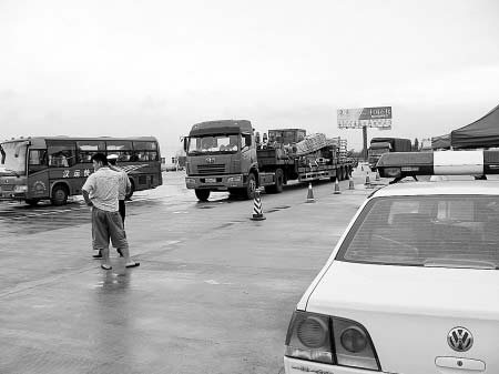 陕西民警高速违规拦车罚款 随口收钱随意开发