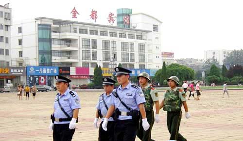 招远民警与武警联勤 武装巡逻重点区域(图)