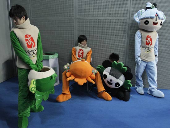 福娃赛场大灌篮 后台休息的演员们