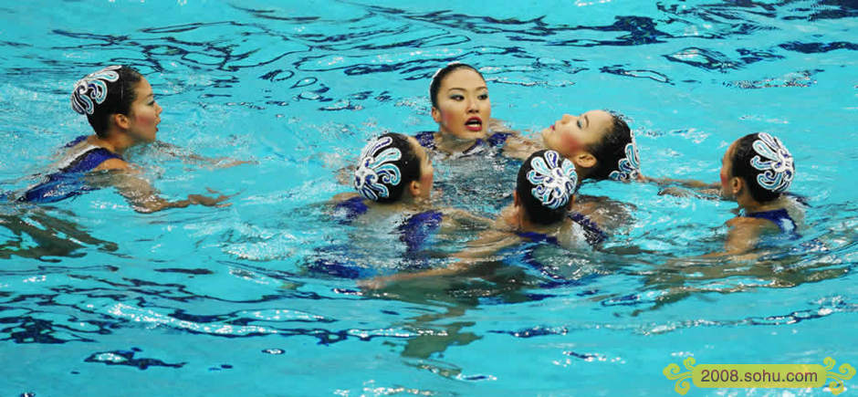 日本花样游泳队员赛场上出现意外