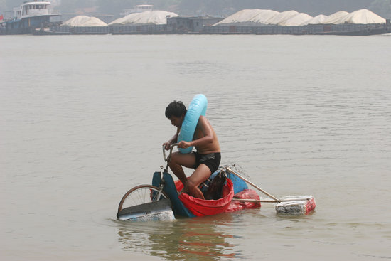 河北小伙自制水陆自行车骑16天到武汉横渡汉