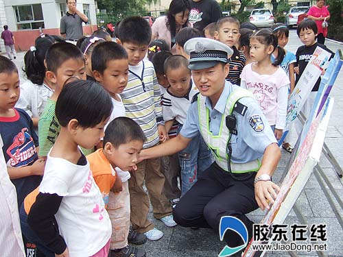 工人子女小学,交警一大队民警宣传交通安全