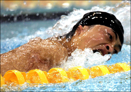 雅典首日王晓福破游泳世界纪录夺首金-雅典