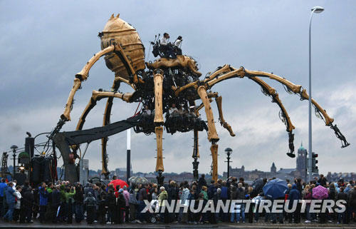 巨型机械蜘蛛现身利物浦闹市组图