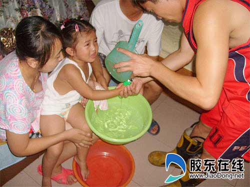 <em>幼女</em>手上戴魔阀+消防官兵成功摘取(图)