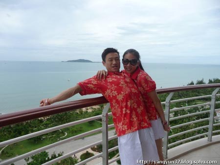 杨威杨云为婚礼踩点 穿情侣装海滩秀亲密-杨威