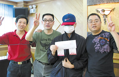 男子戴口罩女式太阳镜领509万大奖(图)-大奖