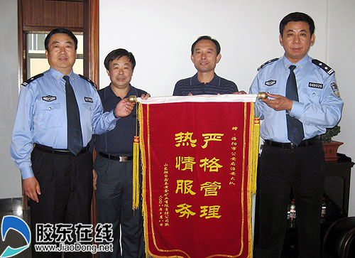 热心服务经济发展 企业赠送锦旗答谢(图)