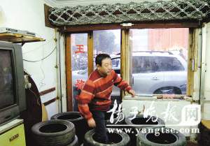 拆迁补偿没谈拢 <em>男子屋</em>内设计机关屋顶钉满钉