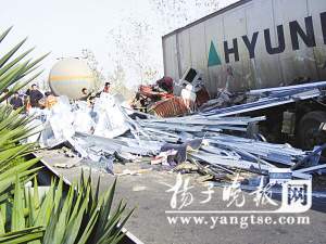 江苏宁宿徐高速发生车祸 20余车追尾6人亡