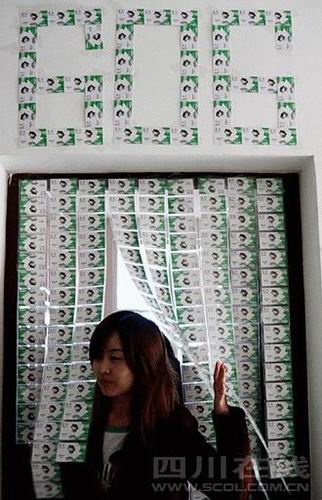 <em>女生</em>寝室<em>装扮</em>出新招 万元充值卡当门帘(图)-最