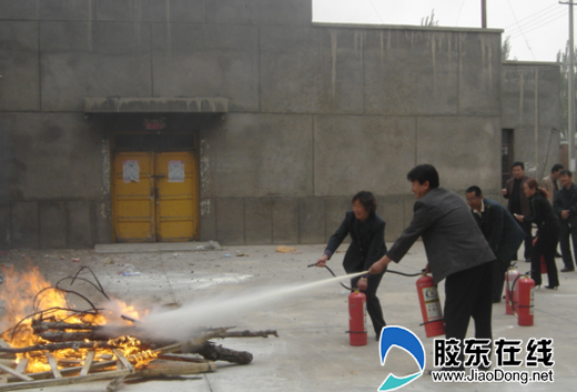 莱州消防组织消防重点单位开展冬季防火演练图