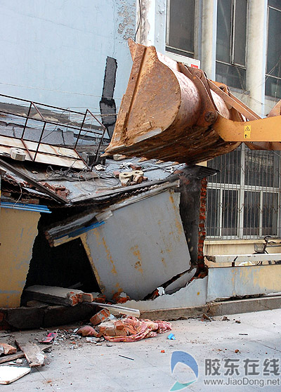 城管与多部门联手行动 拆除大片违章建筑(图)-