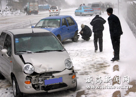 203省道崮山路段因路滑发生追尾事故 12月21日下午,受降雪天气影响,市区发生车辆侧滑、刮擦、追尾等事故的数量较往常增多。在交警的积极疏导下,才得以畅通。 当日下午,记者驾车从经区泊于镇往市区方向行驶。因为雪天路滑,路上车辆大都放慢了速度。即便如此,记者还是不时能看到抛锚的车辆和追尾的交通事故。下午2时10分,当行至崮山大桥西约2公里的坡路段南侧时,记者看到,一辆面包车因刹车不及时,与一辆黑色桑塔那轿车相撞后,滑至路边绿化带内。在面包车西侧不远处,记者又发现,一辆出租车在下坡过程中与一辆面包车