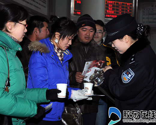 烟台港民警服务旅客 让旅客也能感受到家的温