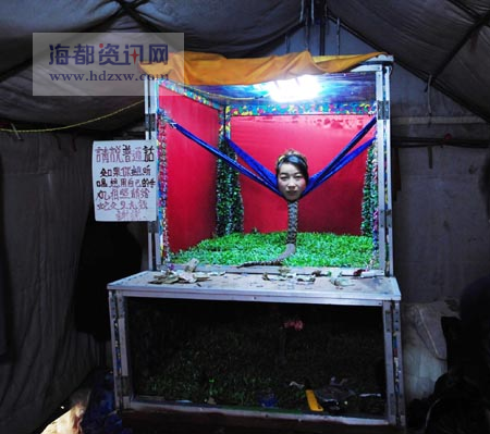 摊位搞蛇身美女把戏 利用反光原理骗钱(图)-美