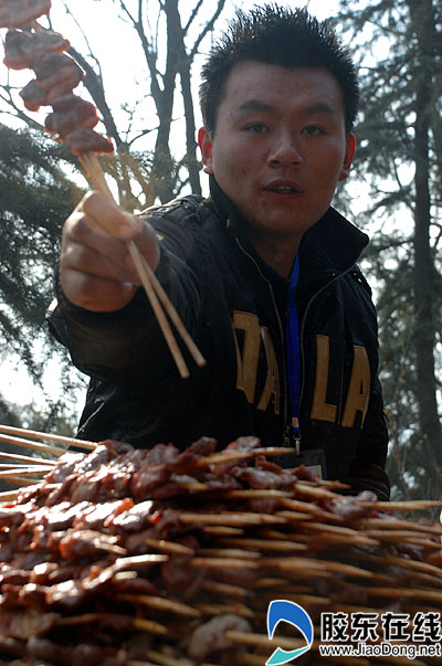 70筐臭豆腐卖到手抽筋 庙会民俗摊主喜滋滋(图