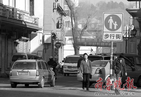 标志形同虚设 步行街成免费停车场(图)_国内新