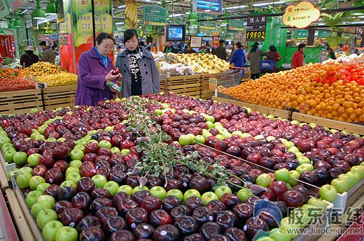 超市用红色和绿色的苹果排列摆放成心形