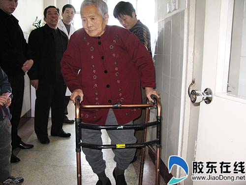 九旬老妪两年换了两条腿 身体健康行走正常(图