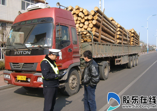 严厉查处货车超载 打造安全交通环境(图)-超载