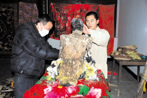 退休教师死后坐化3年肉身不腐(图)-肉身-新闻中心