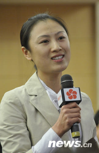 迎三八<em>妇女</em>节:<em>两会</em>美女记者的风采(图)-<em>两会</em>-