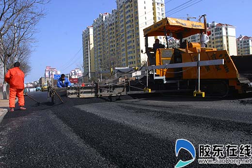 环山路西段工程接近尾声:铺筑第一车沥青砼