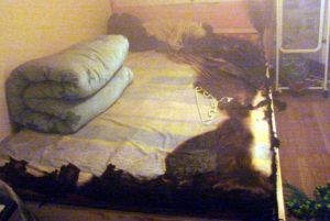 丈夫出轨隐瞒婚外情 妻子锁上门窗放火烧家(图