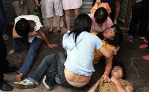 小狗<em>追</em>小孩引争吵 海口<em>一女</em>被两男打瘫在地-女