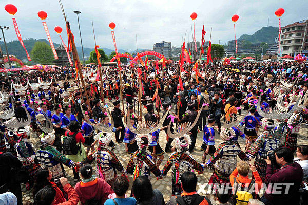 4月9日,苗族群众身着盛装参加踩鼓跳芦笙活动.新华社发(秦刚摄)