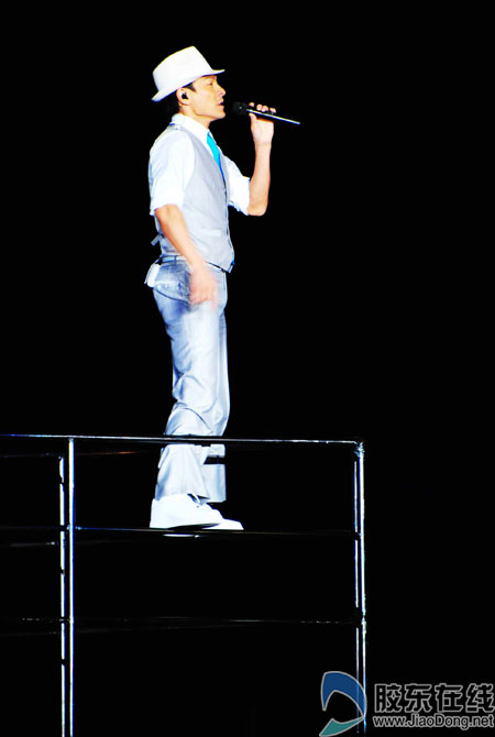 亲临刘德华烟台演唱会 见证天王风采依旧(组图
