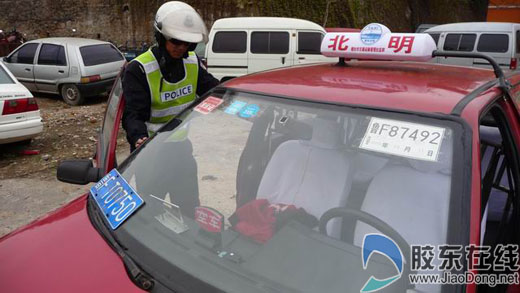 一个出租四个牌号,交警查车司机跑掉(图)-交警