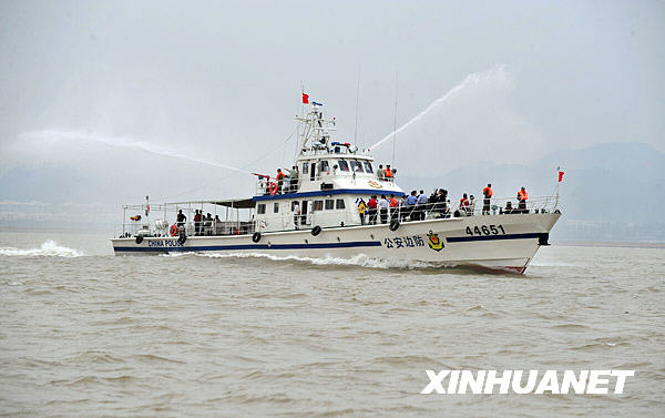 新型边防巡逻艇在广东中山下水服役组图