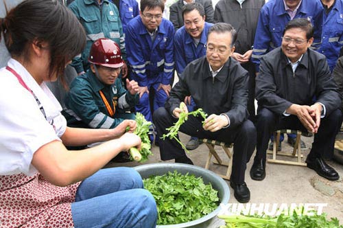 温家宝看望北京建设工人 与女工一起择菜(图)-