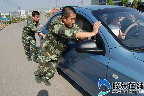 昔日欧阳海舍身拦惊马今朝消防兵挡车救女司机