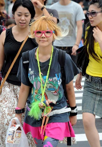 东京街头青少年男女的奇装异服