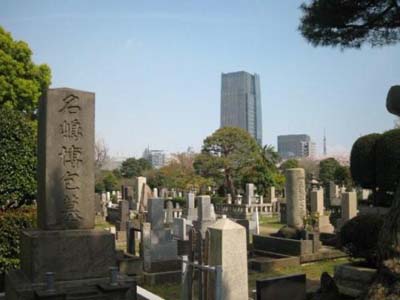 奇闻:日本白领爱在墓地里吃饭看书(图)